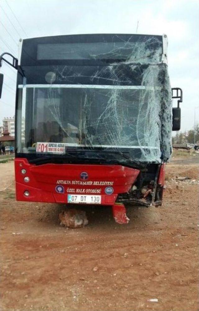 Antalya’da Yolcu Otobüsü Durağa Daldı: 4 Yaralı