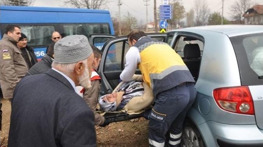 Cenaze Yolunda Kaza: 4 Yaralı