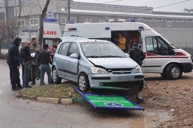 Cenaze Yolunda Kaza: 4 Yaralı