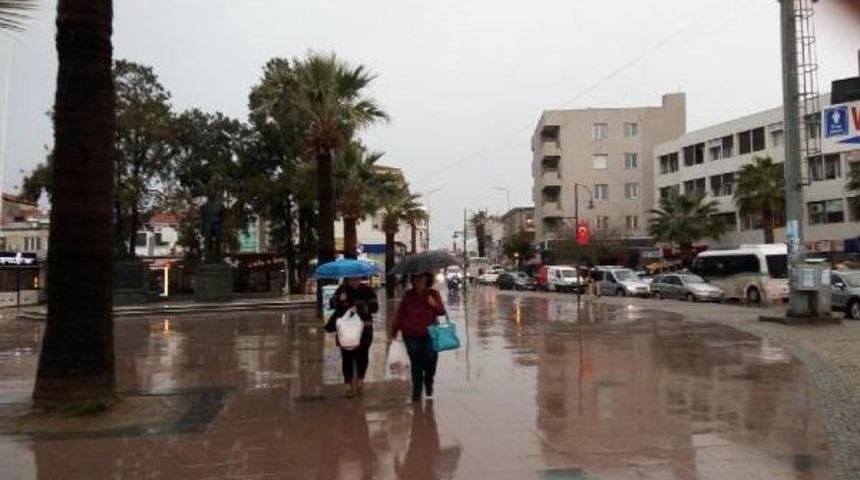 Sağanak Yağış Ayvalık'ı Vurdu