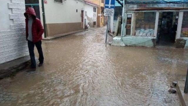 Sağanak Yağış Ayvalık'ı Vurdu