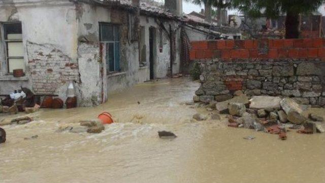 Çanakkale'de Şiddetli Sağanak Yaşamı Olumsuz Etkiledi