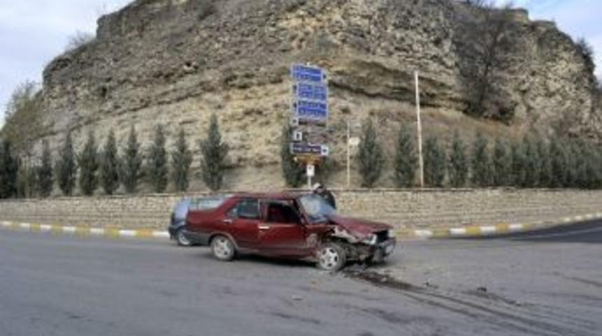 Karab&uuml;k&rsquo;te Trafik Kazası: 3 Yaralı