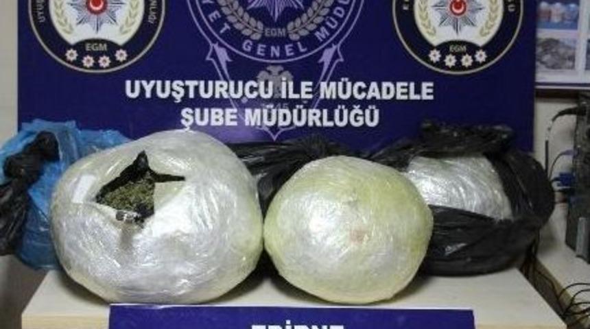 D&uuml;ğ&uuml;nden D&ouml;n&uuml;şte Ka&ccedil;ak Sigara Ve Uyuşturucuyla Yakalandılar