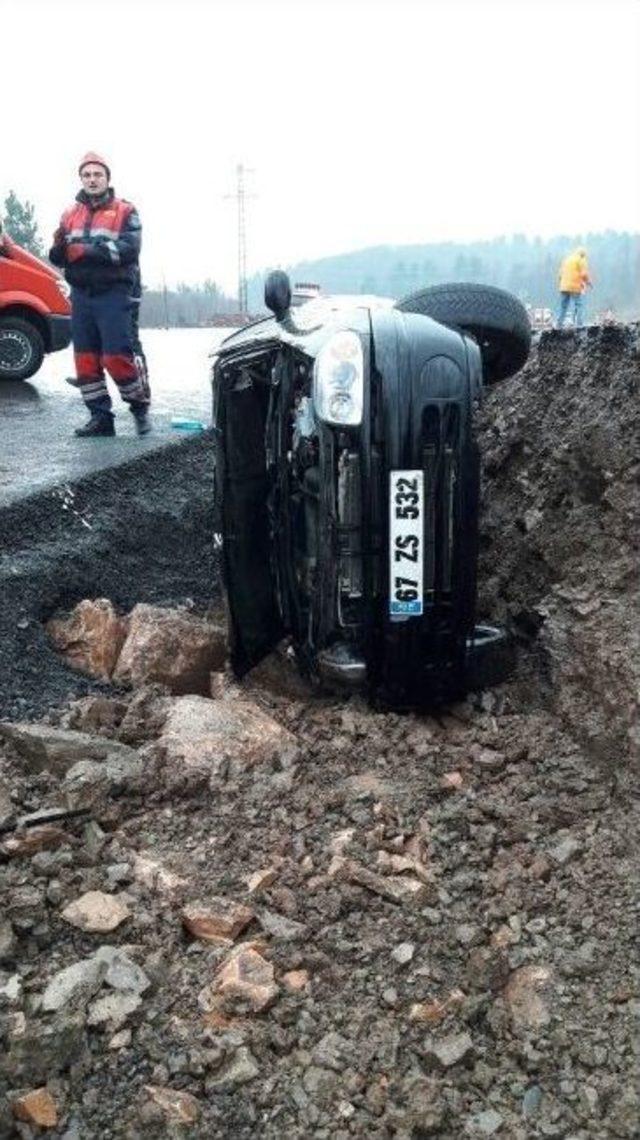 Zonguldak’ta Otomobil Orta Refüje Devrildi: 1 Yaralı