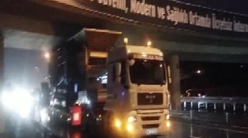 Sıkışan Tır Ve Yağışın Etkisiyle Istanbul'da Trafik Durma Noktasına Geldi