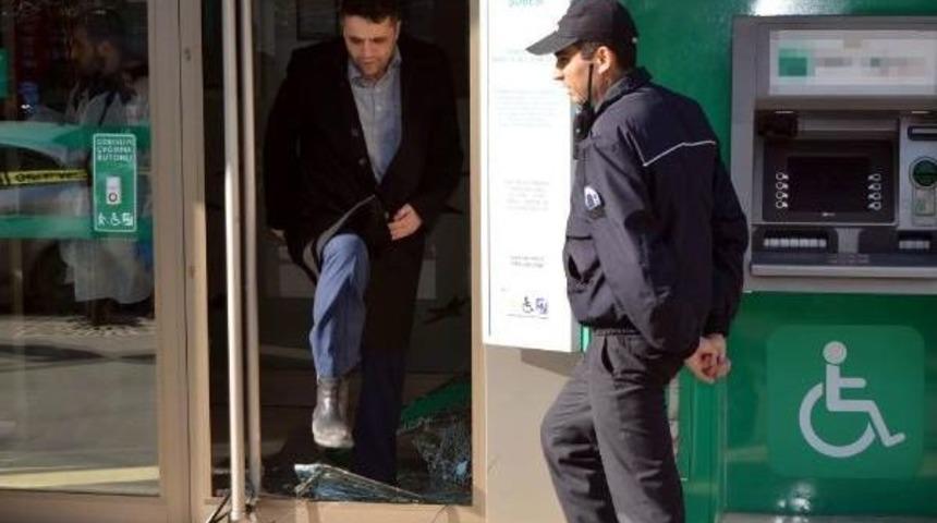 Taşla Camları Kırıp Bankaya Girdi, Gelen Polislere Teslim Oldu