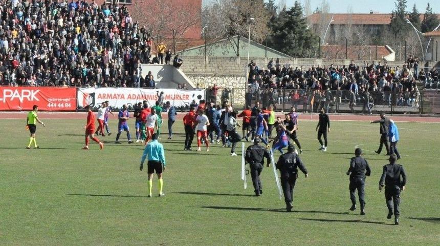 Uşak&rsquo;ta Saha Karıştı, Ma&ccedil; Yarıda Kaldı