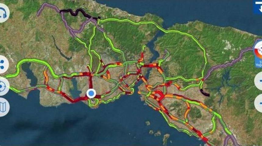 İstanbul&rsquo;da Sağanak Yağış Trafiği Durma Noktasına Getirdi