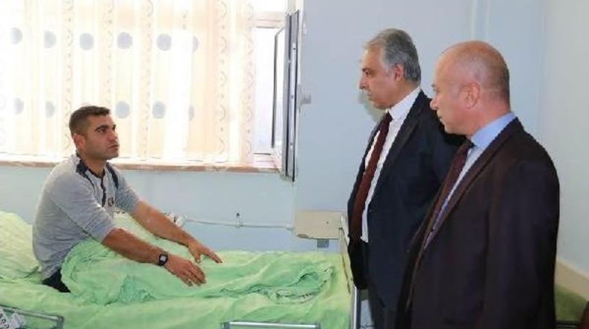 Hakkari Valisi Toprak , Yaralı Askerleri Ziyaret Etti