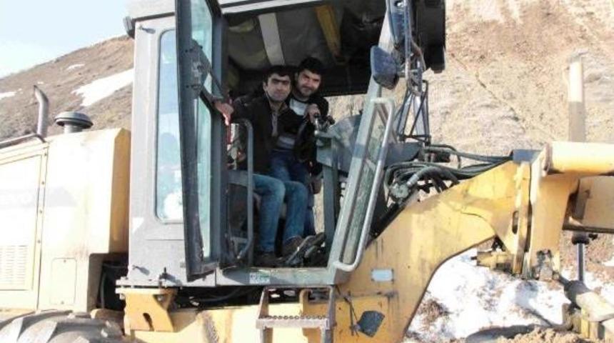 Varto- Muş Karayoluna Heyelan Geldi