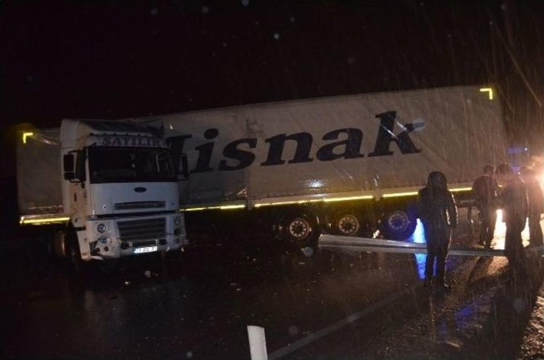 Kula&rsquo;da Tır Devrildi, Yol 2 Saat Trafiğe Kapandı