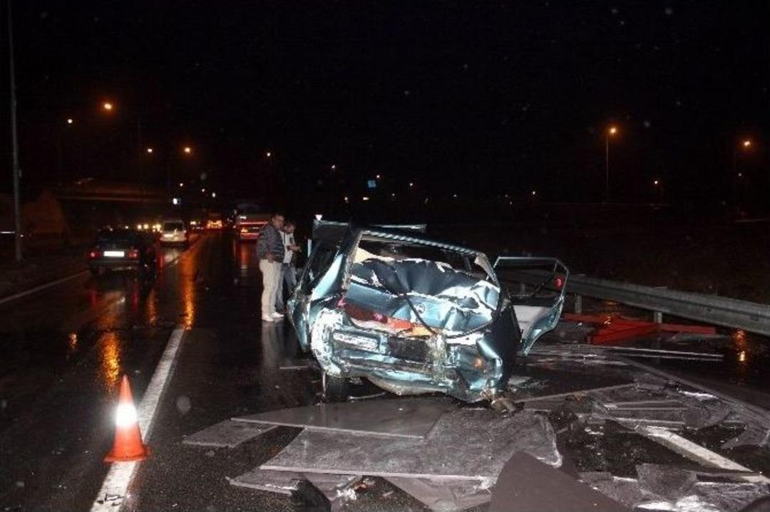 Manisa&rsquo;da Tır Otomobile &Ccedil;arptı: 3 Yaralı