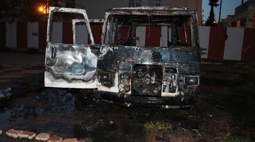 Antalya’da Park Halindeki Minibüs Yandı