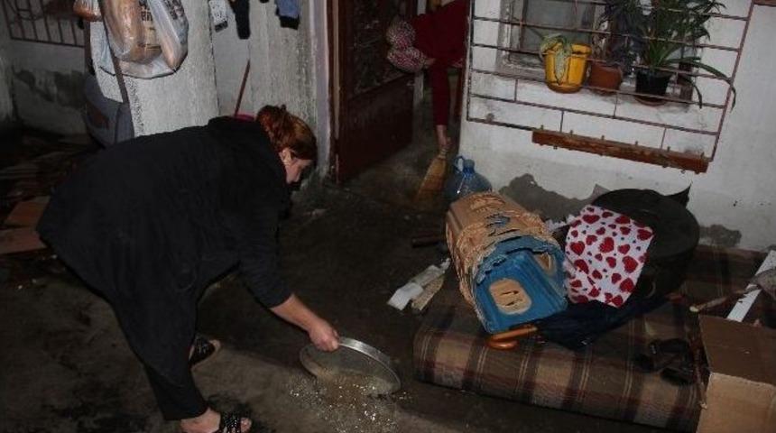 Kartal&rsquo;da R&ouml;gar Kapağından Taşan Sular Bir Evi Bastı