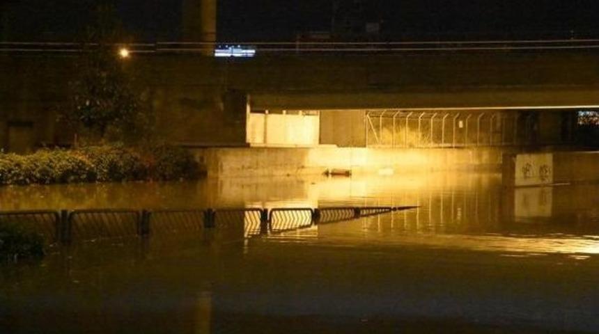 İzmir'de Sağanak Yağış Nedeniyle Alt Ge&ccedil;itleri Su Bastı