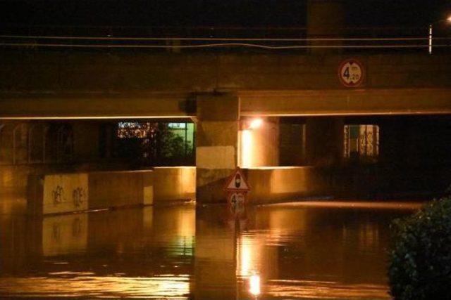 İzmir'de Sağanak Yağış Nedeniyle Alt Geçitleri Su Bastı