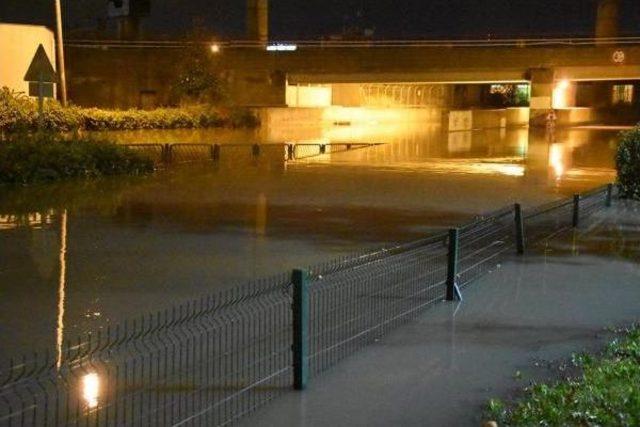 İzmir'de Sağanak Yağış Nedeniyle Alt Geçitleri Su Bastı