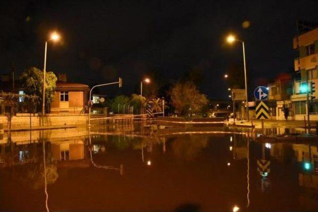 İzmir'de Sağanak Yağış Nedeniyle Alt Geçitleri Su Bastı