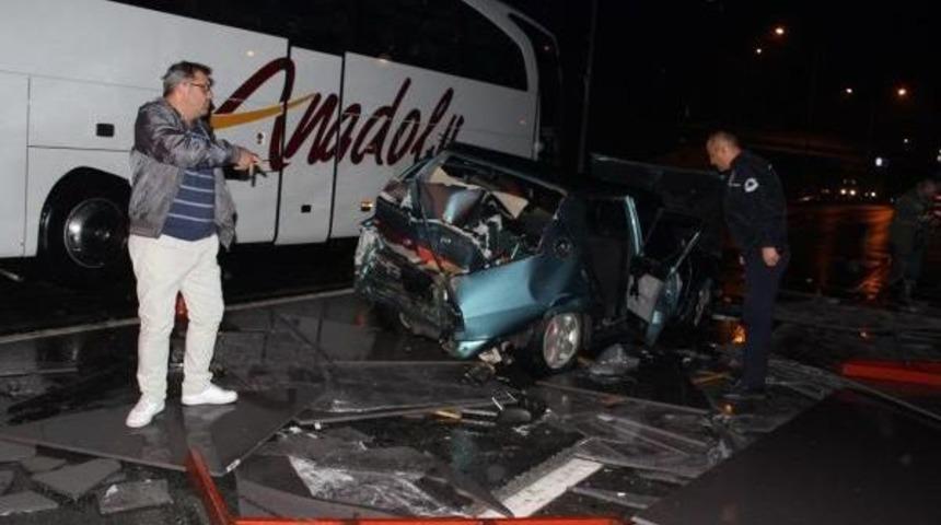 Tır Park Halindeki Otomobile &Ccedil;arptı: 3 Yaralı