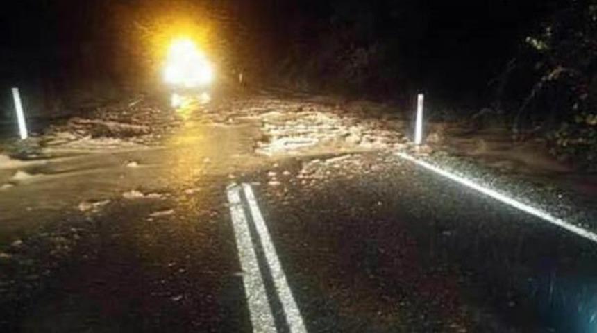 Bergama-Ayvalık Karayolu Heyelan Nedeniyle Trafiğe Kapatıldı