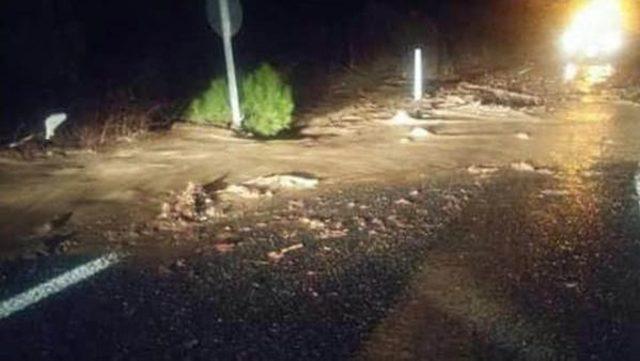 Bergama-Ayvalık Karayolu Heyelan Nedeniyle Trafiğe Kapatıldı