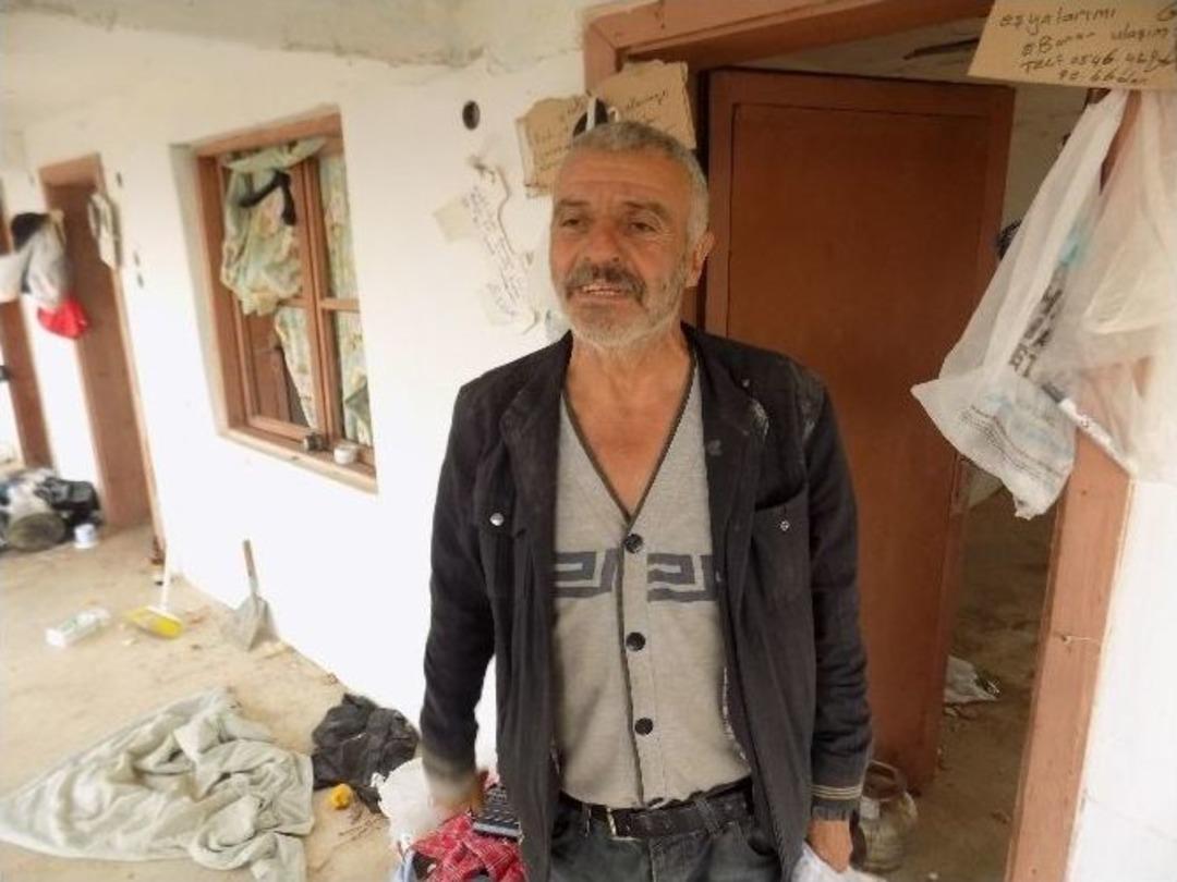 Kedi Ve K&ouml;pekler A&ccedil; Kalmasın Diye Evsiz Kalmayı Tercih Etti