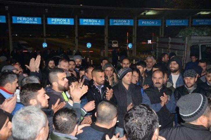 Bursalı Pazarcılar, Tezgahları İçin Otobanı Trafiğe Kapattı Bursa Kilitlendi G1