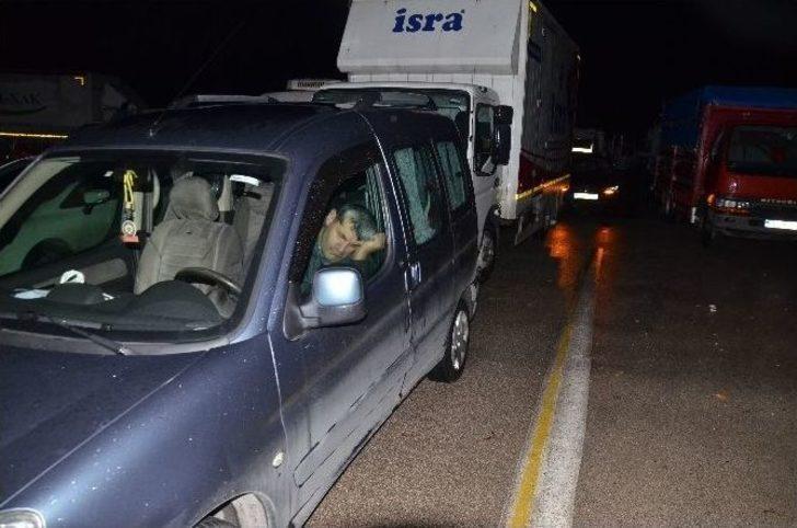 Bursalı Pazarcılar, Tezgahları İçin Otobanı Trafiğe Kapattı Bursa Kilitlendi G3