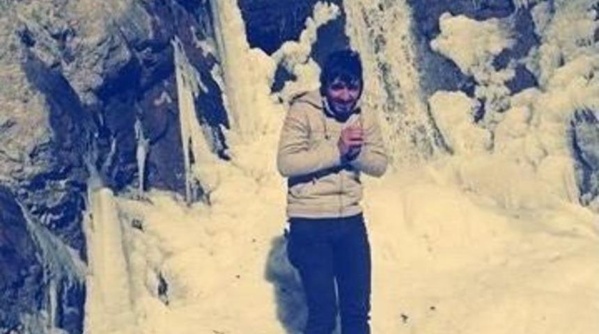 Hakkari’de Şelale Ve Dere Yatakları Dondu