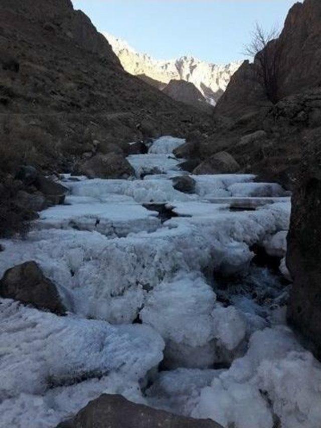 Hakkari’de Şelale Ve Dere Yatakları Dondu