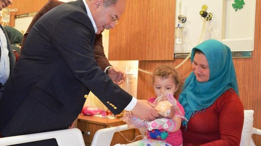 Bakan Akdağ &Ccedil;ocuk Hastalara Moral Verdi