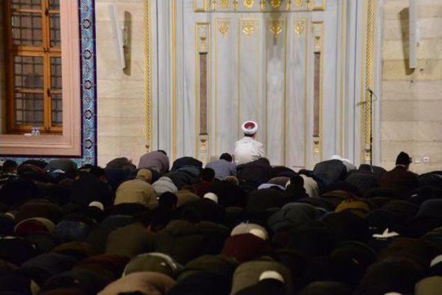 Diyanet İşleri Başkanı Görmez, Sabah Namazı Kıldırdı