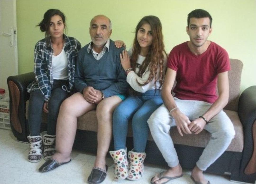 Fil Hastası Yaşlı Adam &Ccedil;ocuklarına Bakabilmek İ&ccedil;in Tedavi İstiyor