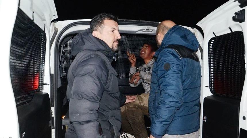 Kimlik Soran Polisin Arabasını Taşladı