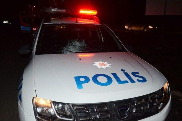 Kimlik Soran Polisin Arabasını Taşladı