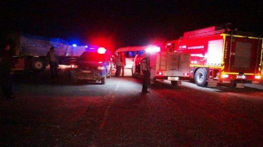 Minib&uuml;s, Tır Ile &Ccedil;arpıştıı: 1&rsquo;I Ağır 8 Yaralı