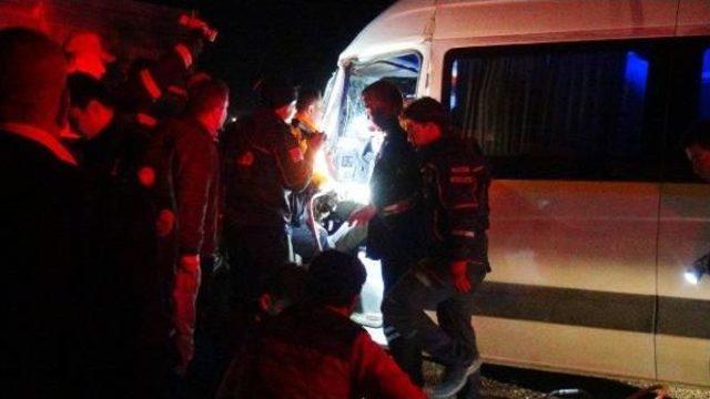 Minibüs, Tır Ile Çarpıştıı: 1’I Ağır 8 Yaralı