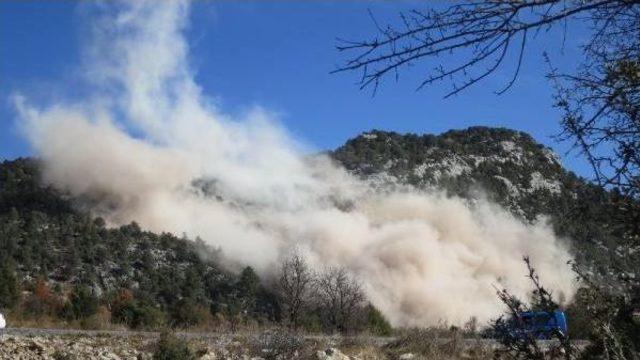 Mahalleler Arasında Taş Ocağındaki Patlatma Görüntülendi