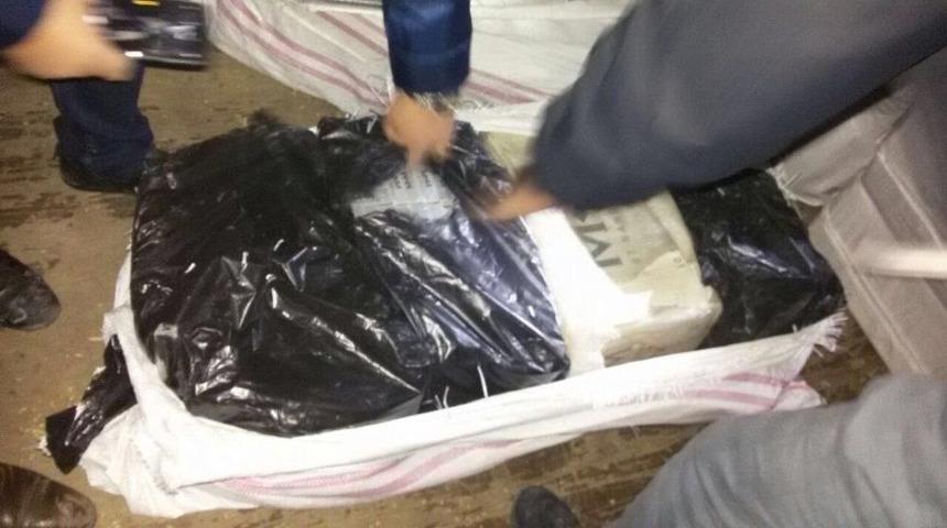 Sahte G&uuml;mr&uuml;k M&uuml;h&uuml;rl&uuml; Tırdan 196 Bin 500 Paket Ka&ccedil;ak Sigara Ele Ge&ccedil;irildi