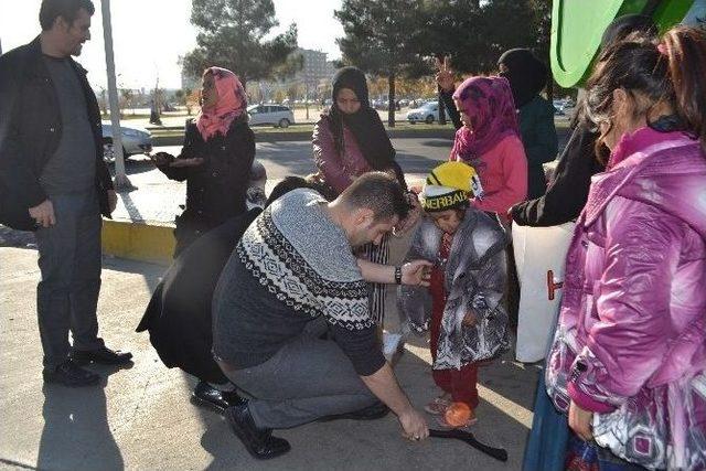 Diyarbakırlı Gençler, Sokakta Çalıştırılan Çocukları Giydirdi