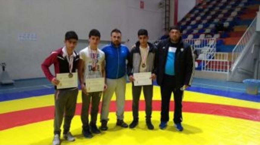 Tatvanlı G&uuml;reş&ccedil;ilerden B&uuml;y&uuml;k Başarı