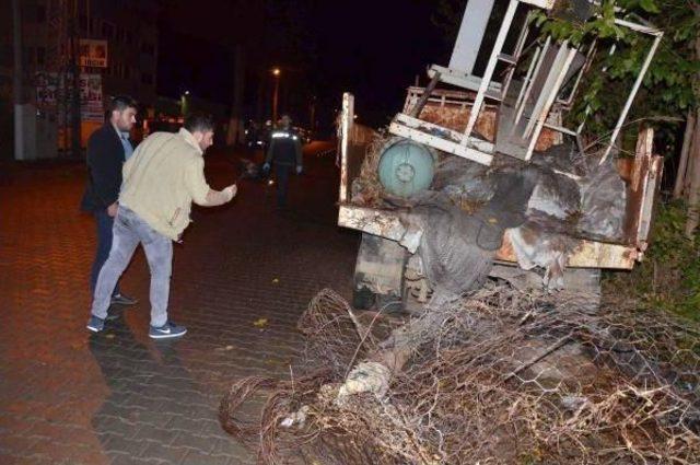 Kamyonete Çarpan Motosikletli 2 Genç Öldü