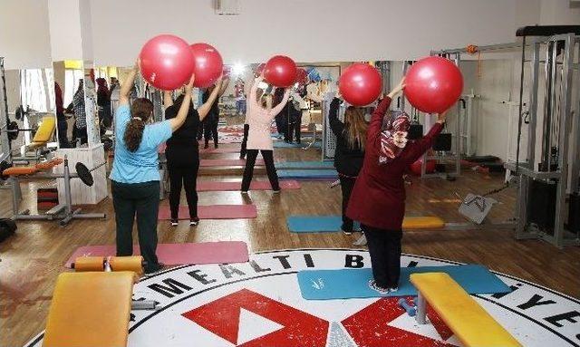 Döşemealtı Belediyesi Spor Salonuna Yoğun İlgi