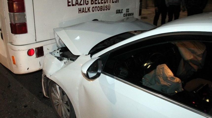 Elazığ&rsquo;da Otomobil Otob&uuml;se Arkadan &Ccedil;arptı