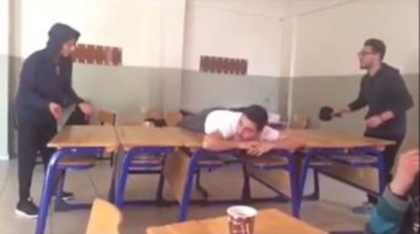 Sıraları Masa, Arkadaşlarını File Yapıp Masa Tenisi Oynadılar