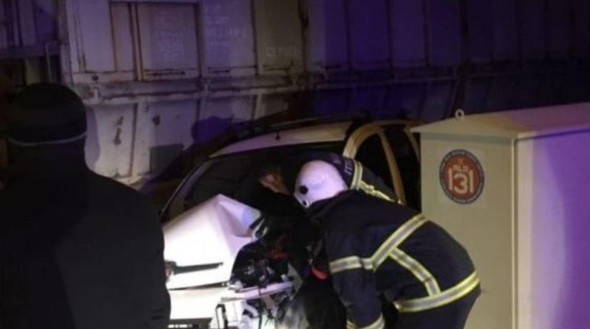 Tren Hemzemin Ge&ccedil;itte Otomobile &Ccedil;arptı: 2 Yaralı