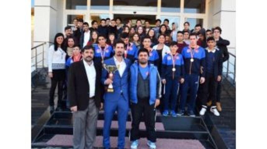 Taşdelen Uğur Okulları, T&uuml;m Şampiyonluk Kupalarını Aldı