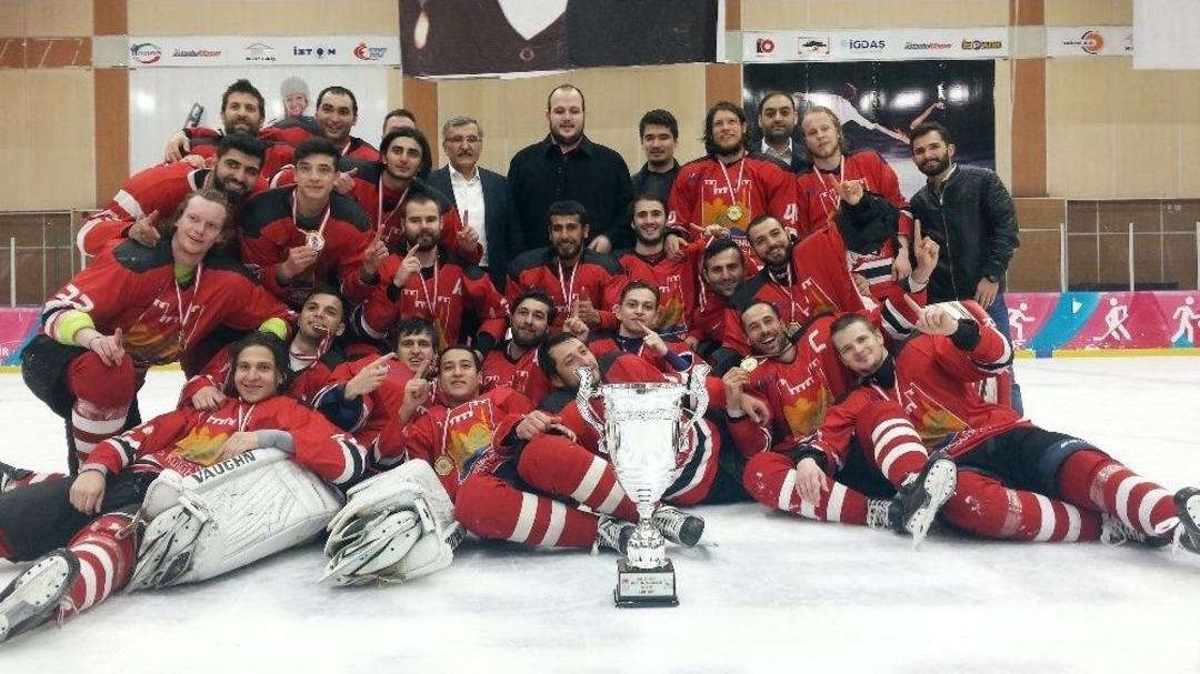 Zeytinburnu&rsquo;nun Buz Adamları 3&rsquo;&uuml;nc&uuml; Kez Şampiyon Oldu