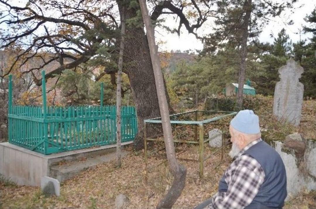 Tarihi Sarıkız Mezarlığı Yok Olma Tehlikesi Yaşıyor